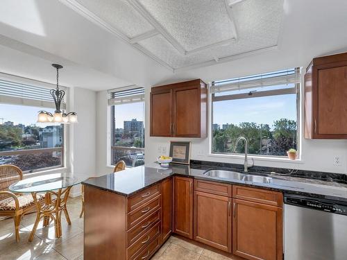 604-630 Montreal St, Victoria, BC - Indoor Photo Showing Kitchen With Double Sink