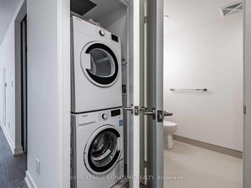 3209-19 Western Battery Rd, Toronto, ON - Indoor Photo Showing Laundry Room