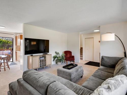 2160 Diamond Road, Kelowna, BC - Indoor Photo Showing Living Room