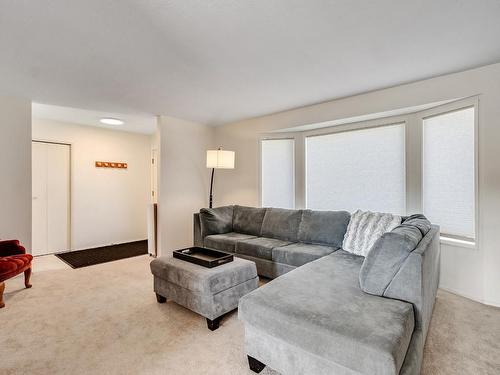 2160 Diamond Road, Kelowna, BC - Indoor Photo Showing Living Room