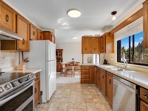 2160 Diamond Road, Kelowna, BC - Indoor Photo Showing Kitchen With Double Sink