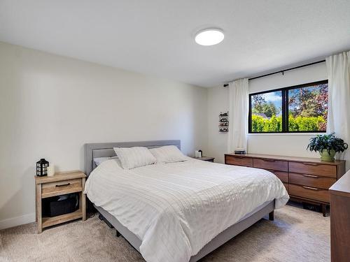 2160 Diamond Road, Kelowna, BC - Indoor Photo Showing Bedroom