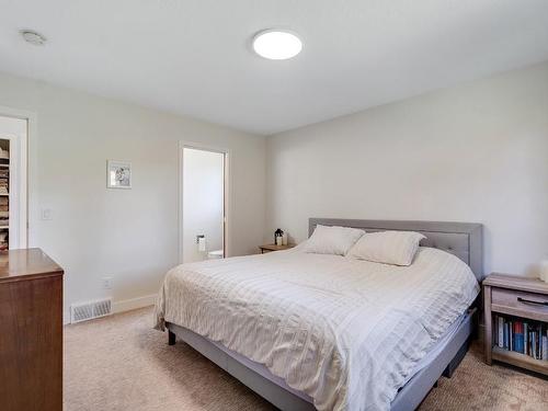 2160 Diamond Road, Kelowna, BC - Indoor Photo Showing Bedroom