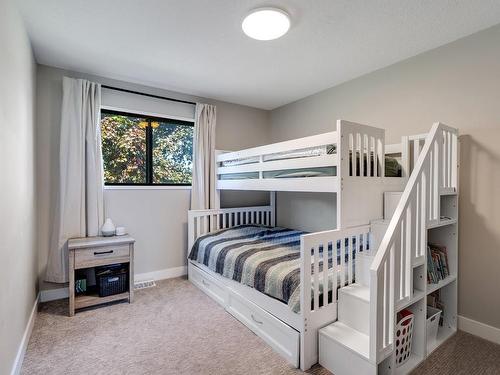 2160 Diamond Road, Kelowna, BC - Indoor Photo Showing Bedroom