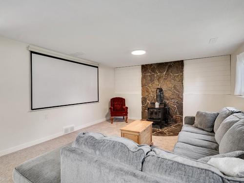 2160 Diamond Road, Kelowna, BC - Indoor Photo Showing Living Room With Fireplace