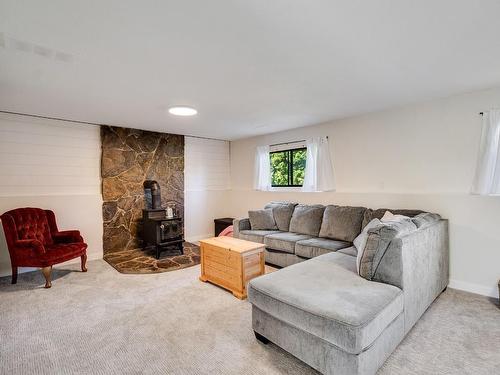 2160 Diamond Road, Kelowna, BC - Indoor Photo Showing Living Room