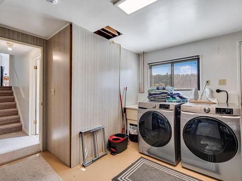 2160 Diamond Road, Kelowna, BC - Indoor Photo Showing Laundry Room