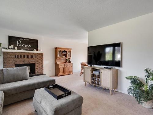 2160 Diamond Road, Kelowna, BC - Indoor Photo Showing Living Room With Fireplace