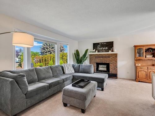 2160 Diamond Road, Kelowna, BC - Indoor Photo Showing Living Room With Fireplace
