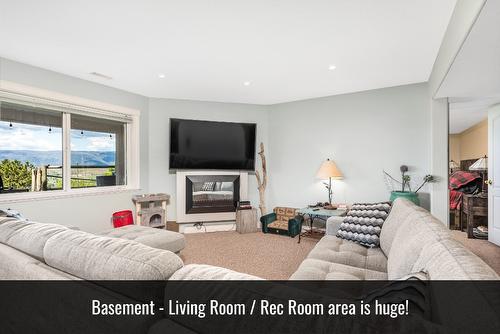 7119 Grey Canal Road, Vernon, BC - Indoor Photo Showing Living Room