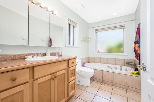 7119 Grey Canal Road, Vernon, BC - Indoor Photo Showing Bathroom