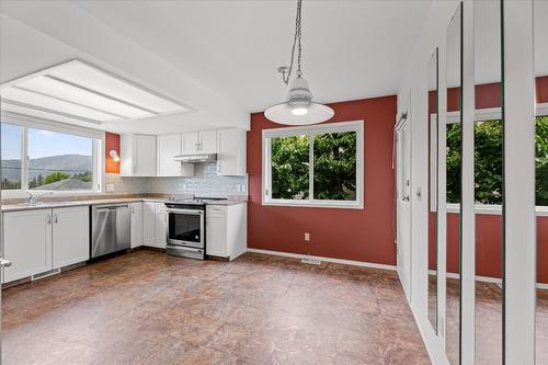 6133 Aitkens Road, Peachland, BC - Indoor Photo Showing Kitchen