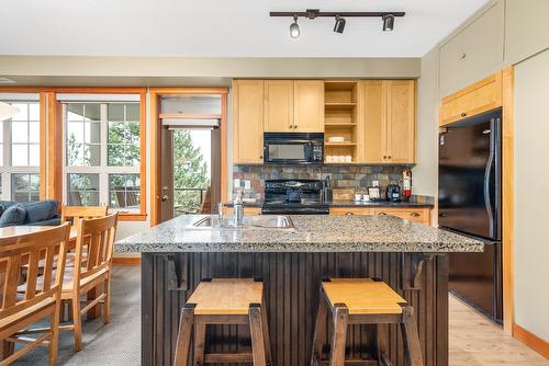 212-107 Village Centre Court, Vernon, BC - Indoor Photo Showing Kitchen