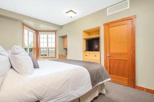 212-107 Village Centre Court, Vernon, BC - Indoor Photo Showing Bedroom