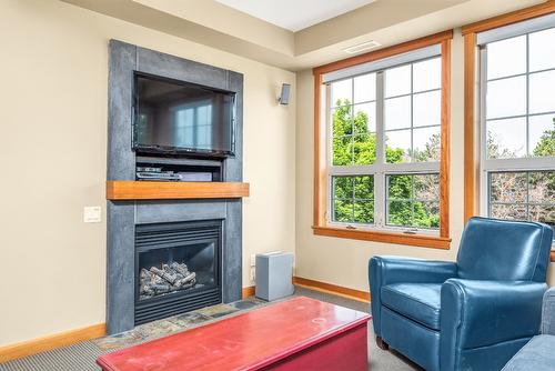 212-107 Village Centre Court, Vernon, BC - Indoor Photo Showing Living Room With Fireplace