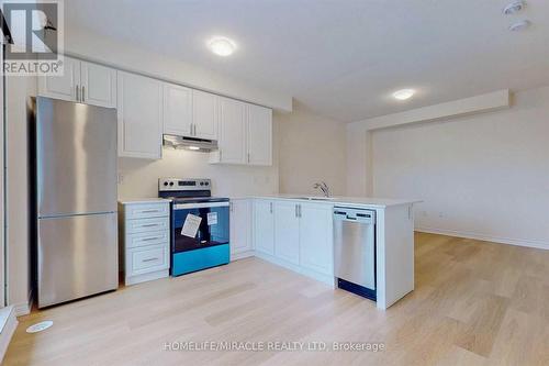 14 - 470 Beresford Path, Oshawa, ON - Indoor Photo Showing Kitchen