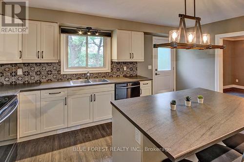 577 Middlewoods Drive, London, ON - Indoor Photo Showing Kitchen With Double Sink