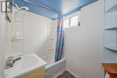 72 Essex Street, Guelph, ON - Indoor Photo Showing Bathroom