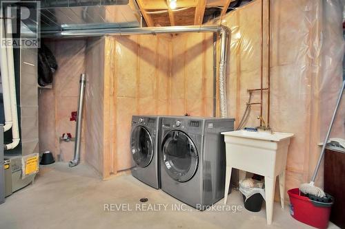 1864 Jubilee Drive, London, ON - Indoor Photo Showing Laundry Room