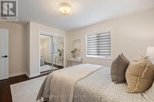 64 Weaver Terrace, New Tecumseth, ON - Indoor Photo Showing Bedroom