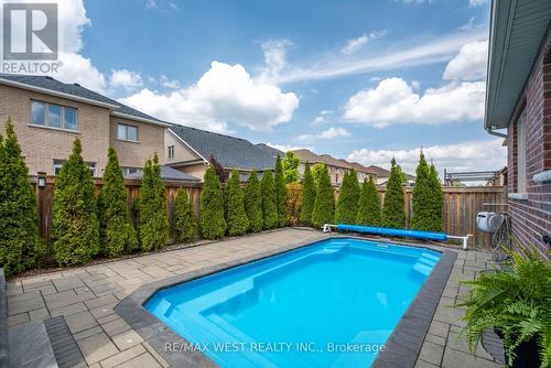 64 Weaver Terrace, New Tecumseth, ON - Outdoor With In Ground Pool