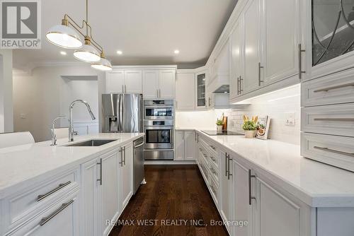64 Weaver Terrace, New Tecumseth, ON - Indoor Photo Showing Kitchen With Upgraded Kitchen