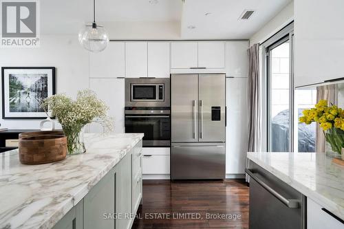 75 Sloping Sky Mews, Toronto, ON - Indoor Photo Showing Kitchen With Upgraded Kitchen