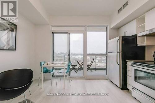 1010 - 160 Vanderhoof Avenue, Toronto, ON - Indoor Photo Showing Kitchen