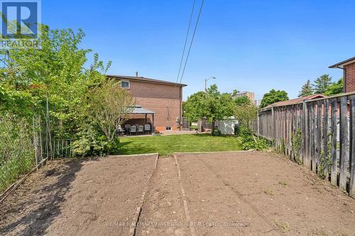 39 Lord Sydenham Court, Toronto, ON - Outdoor