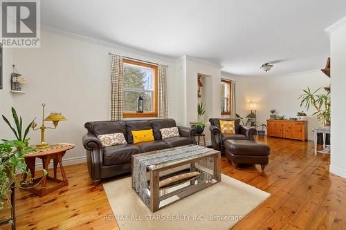 930 Killarney Bay Road, Kawartha Lakes, ON - Indoor Photo Showing Living Room