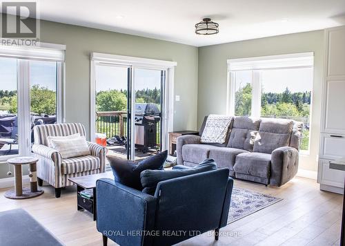 138 Shrike Road, Kawartha Lakes, ON - Indoor Photo Showing Living Room