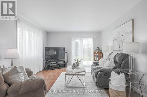 36 Birchcliff Avenue, Kawartha Lakes, ON - Indoor Photo Showing Living Room