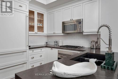 413 - 1717 Avenue Road, Toronto, ON - Indoor Photo Showing Kitchen With Upgraded Kitchen