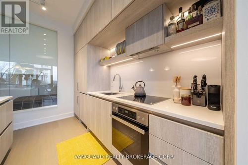 213 - 6 Jackes Avenue, Toronto, ON - Indoor Photo Showing Kitchen