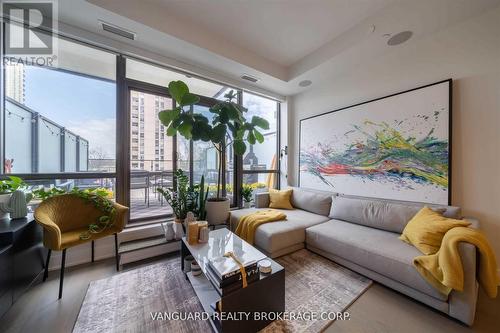 213 - 6 Jackes Avenue, Toronto, ON - Indoor Photo Showing Living Room