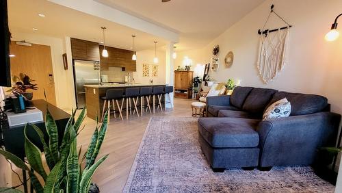 201 - 710 Vernon Street, Nelson, BC - Indoor Photo Showing Living Room