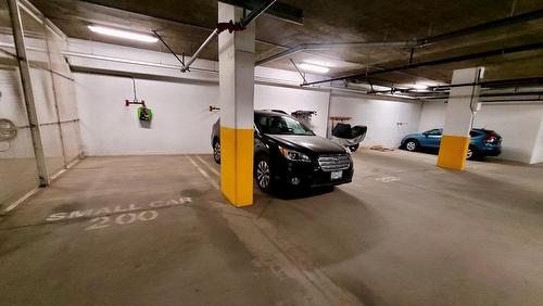 201 - 710 Vernon Street, Nelson, BC - Indoor Photo Showing Garage