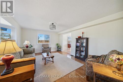 8733 Leskard Road, Clarington, ON - Indoor Photo Showing Living Room