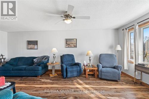 987 Highway 62 Road, Prince Edward County, ON - Indoor Photo Showing Living Room