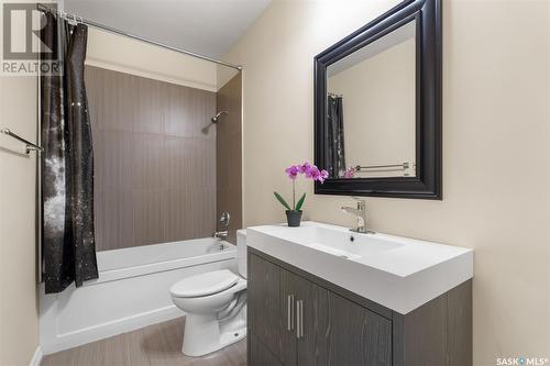 327 Arscott Crescent, Saskatoon, SK - Indoor Photo Showing Bathroom
