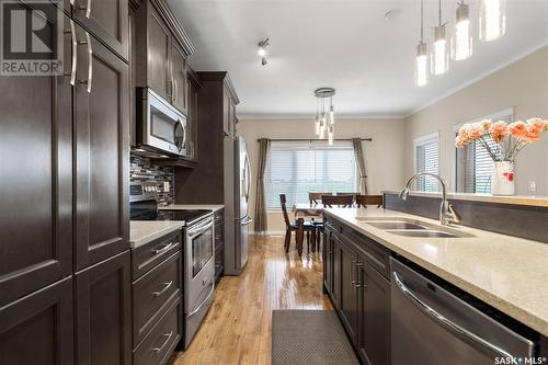 327 Arscott Crescent, Saskatoon, SK - Indoor Photo Showing Kitchen With Double Sink With Upgraded Kitchen