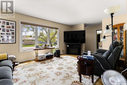 283 Dalgliesh Drive, Regina, SK - Indoor Photo Showing Living Room