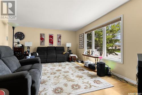 283 Dalgliesh Drive, Regina, SK - Indoor Photo Showing Living Room