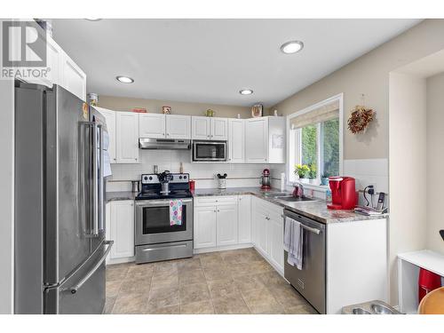 384 Klassen Road, Kelowna, BC - Indoor Photo Showing Kitchen