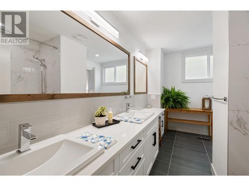 2740 Lakeview Road, West Kelowna, BC - Indoor Photo Showing Bathroom