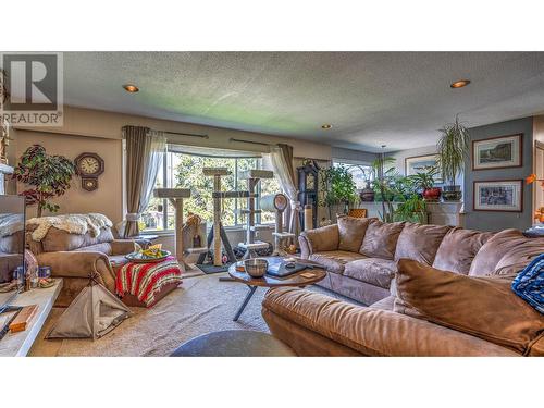 11429 Priest Valley Drive, Coldstream, BC - Indoor Photo Showing Living Room