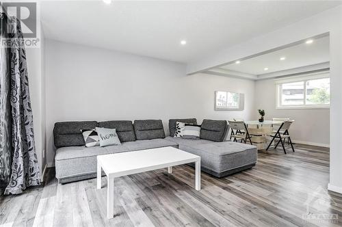 2597 Needham Crescent, Ottawa, ON - Indoor Photo Showing Living Room