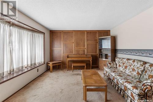 230 Whitecap Crescent, Saskatoon, SK - Indoor Photo Showing Living Room