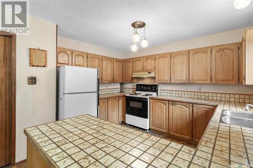 230 Whitecap Crescent, Saskatoon, SK - Indoor Photo Showing Kitchen With Double Sink