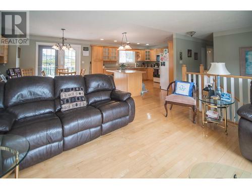 441 Bailey Ave, Merritt, BC - Indoor Photo Showing Living Room